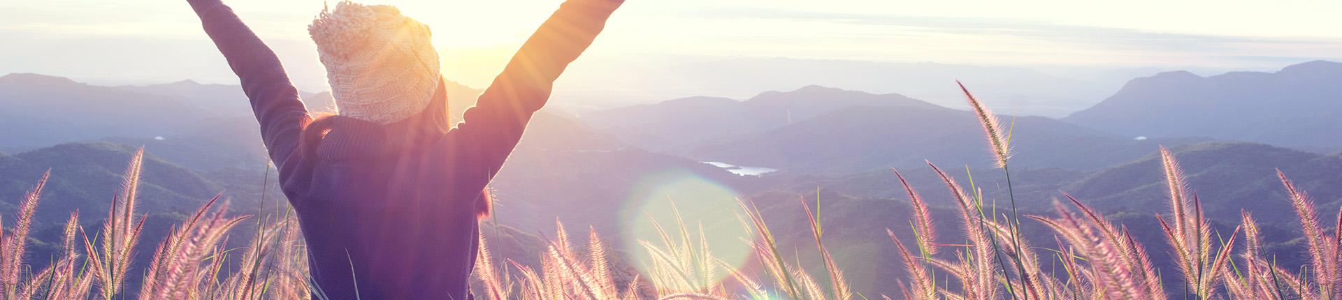 femme heureuse dans la nature