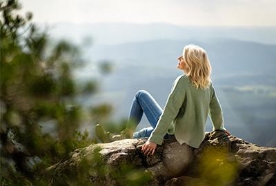 femme souriante paysage