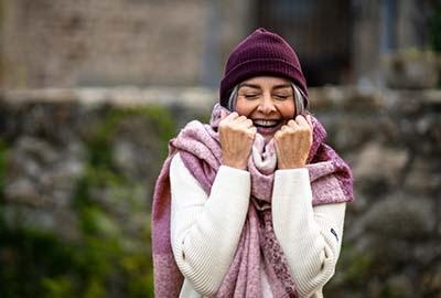 femme souriante en hiver