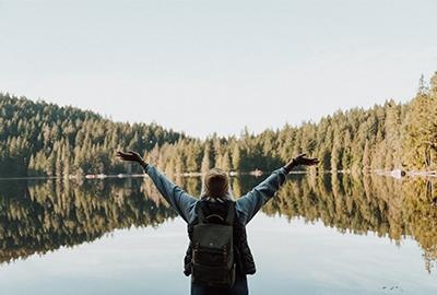 femme face à un lac