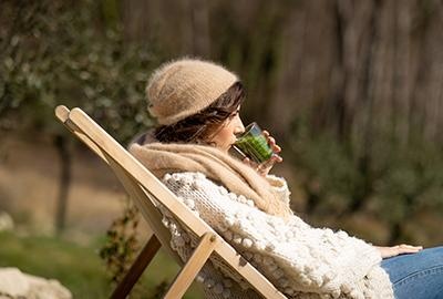 femme buvant une boisson détox