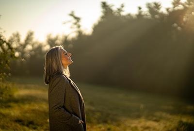 femme paysage hivernal