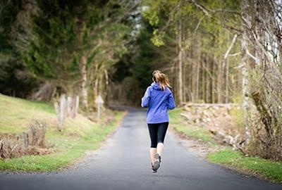 femme qui court dans la nature