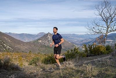 homme qui court en montagne