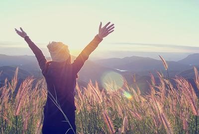 femme heureuse dans la nature