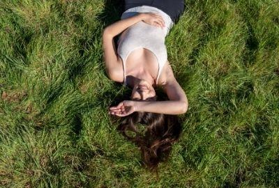 femme avec cheveux soyeux au soleil